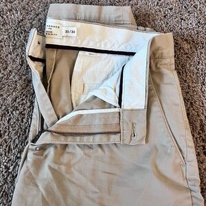 Club Monaco men’s khaki chinos. Size 30x30. Modern slim fit